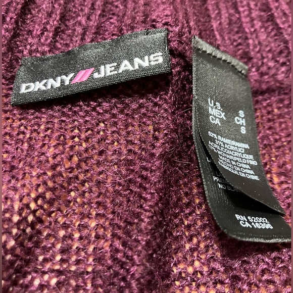 🆕 DKNY eggplant V sweater with beadwork Small - Picture 2 of 6